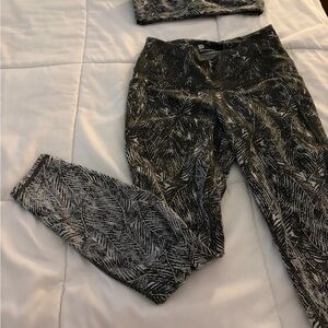 All in Motion Monochrome Leaf Print Leggings
